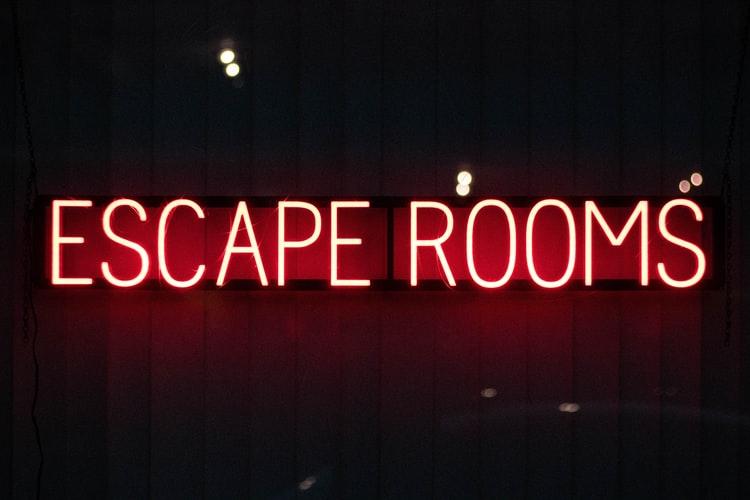 neon sign displaying the words 'Escape Rooms' in large red font